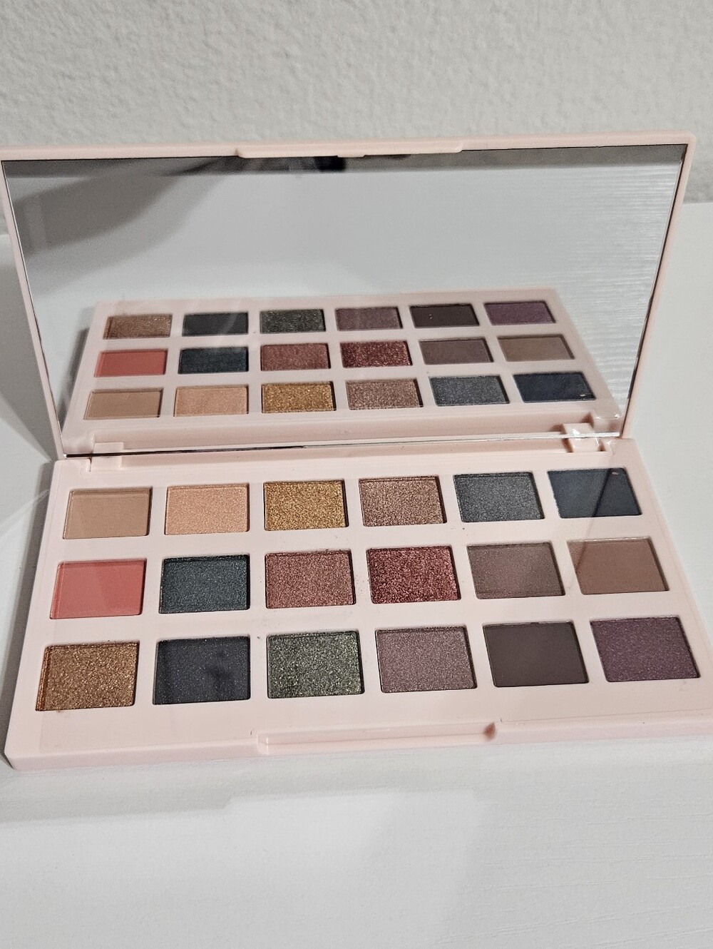 Neutral & Glam Eyeshadow Palette in Pink